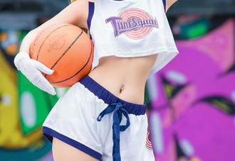 Umeko J的美丽原图精选里，咦，居然藏着2B的不经意。
